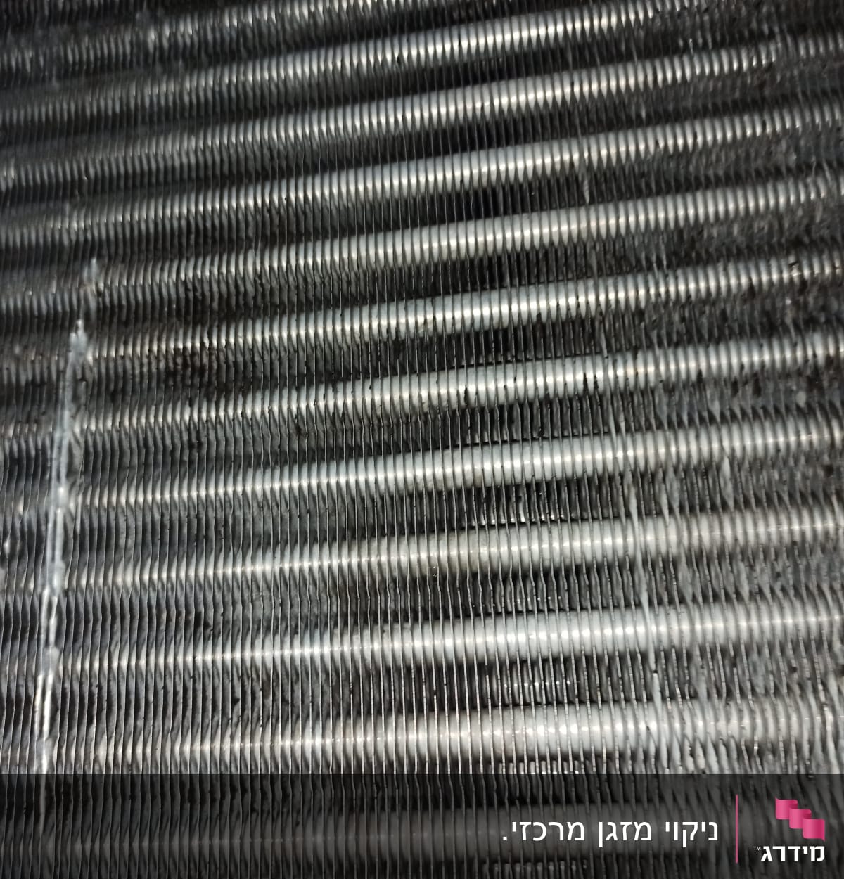 סלילי מתכת של מזגן עם לכלוך קל